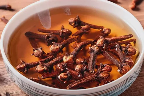 Gewürznelken im Aufguss